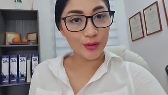 Saya Menikmati Sentuhan Bos Saya Dan Kami Berhubungan Seks Untuk Menghindari Dipecat