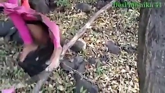 Деси Девојку Јебају У Џунгли.