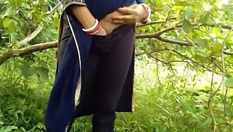 Public Sex With A Hot Milf In India