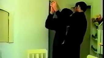Врући Турски Пар Се Љуби И Игра Грудима Једно Другом.