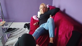 A Blonde Woman'S Feet Get Worshipped For The First Time